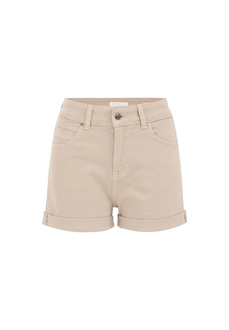 Beige Baumwollshorts mit umgeschlagenen Säumen, Vorderknopfverschluss, zwei Taschen und glatter Textur. Einfaches Design, geeignet für die Freizeit.