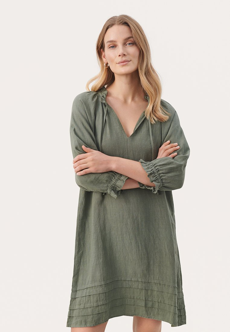 Grünes Leinenkleid mit V-Ausschnitt, geraffter Kapuze und langen Ärmeln. Verfügt über elastische Bündchen und einen gestuften Saum. Glatte Textur.