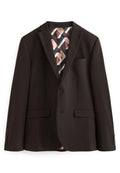 Brauner maßgeschneiderter Blazer mit Revers, zwei Vordertaschen und einem gemusterten Satinfutter, das geometrische Formen in mehreren Farben zeigt.