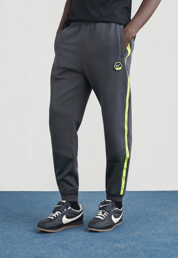 Nike Sportswear JOGGER - Tracksuit bottoms - smoke grey