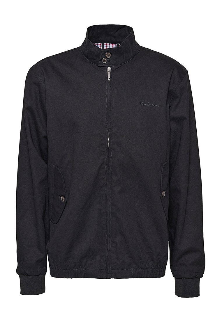 Schwarze Bomberjacke mit Frontreißverschluss, Stehkragen, karierter Innenfütterung, seitlichen Taschen und elastischen Bündchen sowie Saum.