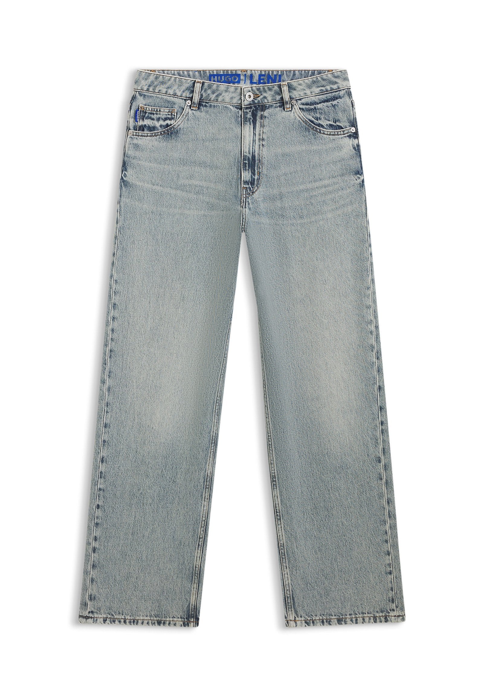 Hellblaue Jeans mit weitem Bein aus Denim, mit ausgewaschenen Stellen, fünf Taschen und einem blauen, gebrandeten Taillenbund.