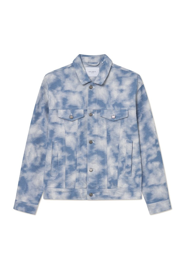Jeansjacke in Hellblau mit Wolkenmustern, ausgestattet mit einem spitzen Kragen, zwei Brusttaschen und silberfarbigen Beschlägen für Verschluss und Akzente.