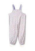 Lila Latzhose mit Blumenmuster, verstellbaren Trägern, elastischen Bündchen und weicher Stoffstruktur. Für einfaches An- und Ausziehen entworfen.