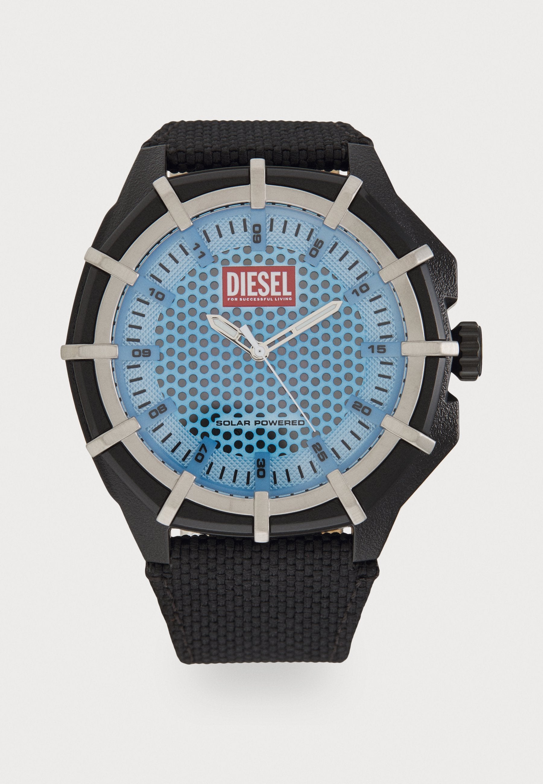 Schwarze solarbetriebene Uhr mit einem blauen perforierten Zifferblatt, silbernen Akzenten, auffälligen Stundenmarkierungen und einem strukturierten schwarzen Armband. Markenlogo angezeigt.