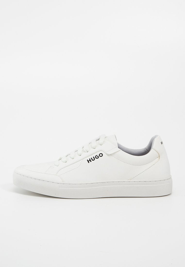 Weiße Sneaker aus glattem Leder mit runder Zehenpartie, flacher Sohle und schwarzem "HUGO"-Logo an der Seite. Minimalistisches Design mit grauer Innenseite.