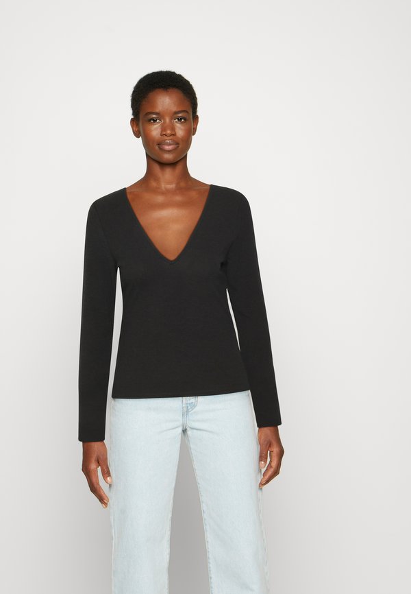 IN THE STYLE CARYS WHITTAKER V NECK