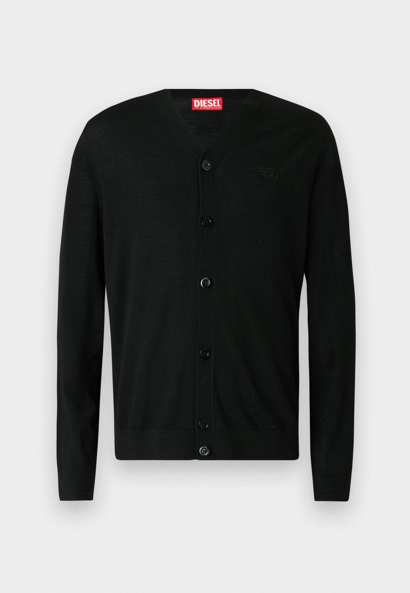 Schwarzer langärmeliger Knopf-Cardigan mit V-Ausschnitt, versehen mit einem kleinen gestickten Logo auf der Brust und einem roten Diesel Markenetikett innen am Kragen.