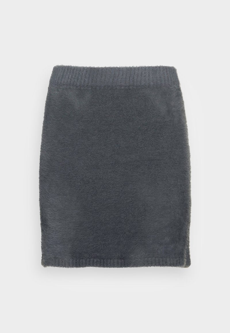 Flauschiger dunkelgrauer Rock mit weicher Textur, ausgestattet mit einem gerippten Bund. Schlichtes Design, gerader Schnitt, keine sichtbaren Muster oder Akzente.