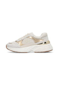 Beige und goldene Sneaker mit Netz- und Wildlederpaneelen, dicker weißer Sohle und Schnürverschluss, von der rechten Seite auf einem weißen Hintergrund gezeigt.