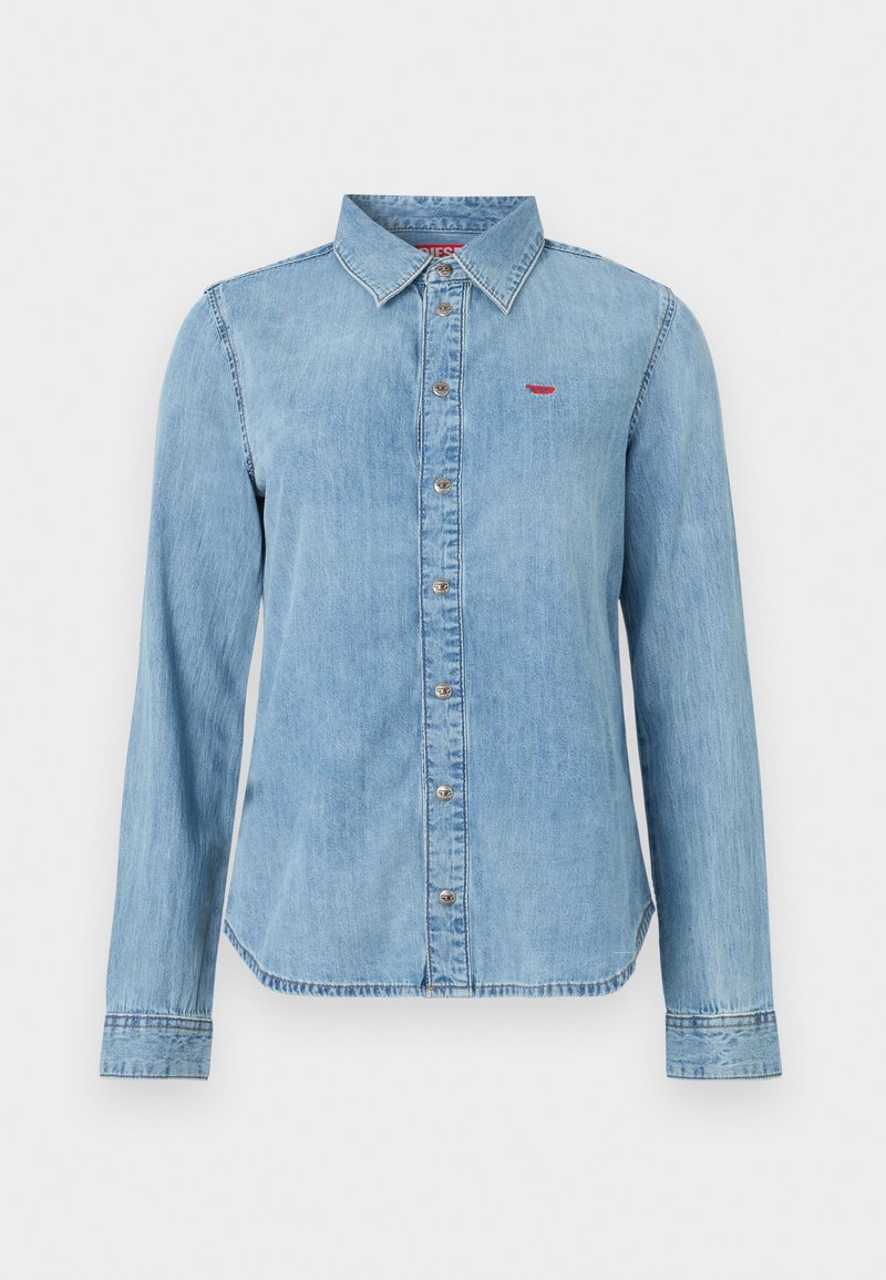 Hellblaues Jeanshemd mit spitzem Kragen, durchgehendem Knopfverschluss und kleinem rotem Logo auf der Brust. Lange Ärmel mit knöpfbaren Manschetten.