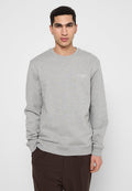Grauer Baumwoll-Sweatshirt mit Rundhalsausschnitt, gerippten Bündchen und Saum. Verfügt über ein weißes Logo auf der Brust und eine glatte Textur.