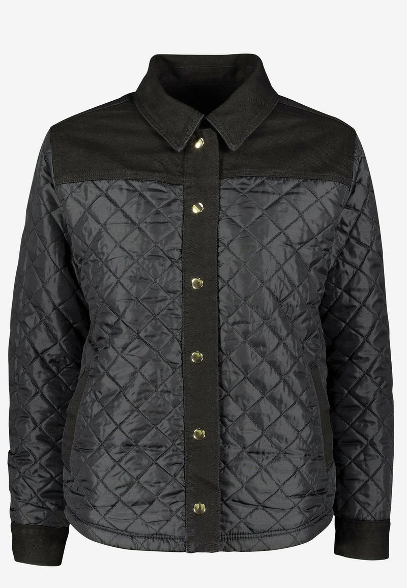 Gestepptes schwarzes Jackett mit einem kontrastierenden schwarzen Schulterpaneel, Druckknöpfen und seitlichen Taschen mit glatter Textur.