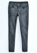 Schmal geschnittene, dunkelgraue Jeans aus Denim mit einer weichen Textur, fünf Taschen und Gürtelschlaufen. Verfügt über einen Reißverschluss und einen Knopfverschluss.