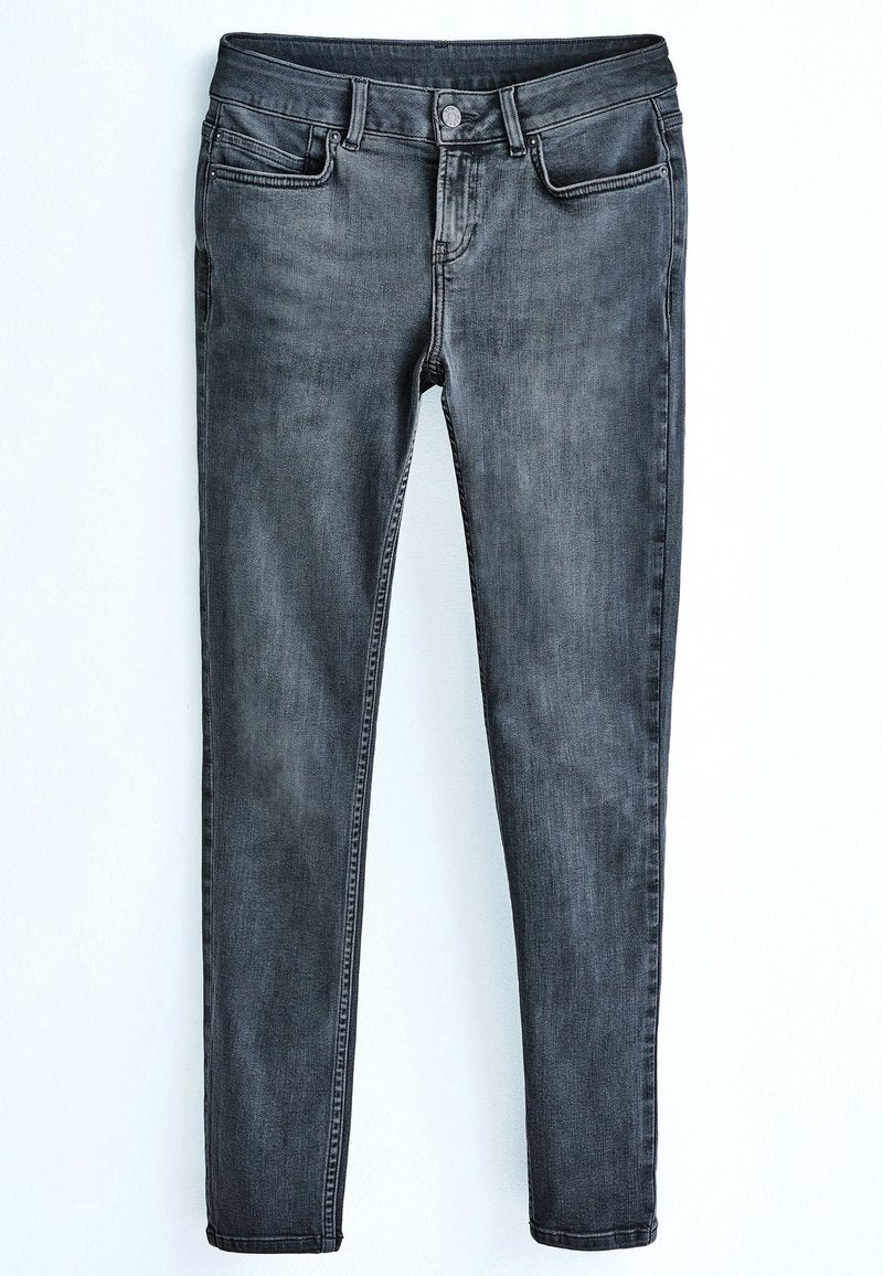 Schmal geschnittene, dunkelgraue Jeans aus Denim mit einer weichen Textur, fünf Taschen und Gürtelschlaufen. Verfügt über einen Reißverschluss und einen Knopfverschluss.