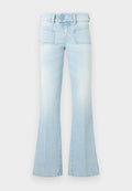 Hellblaue ausgestellte Jeans aus ausgewaschenem Denim mit zwei Vordertaschen, einem geknöpften Bund und kontrastierenden Nähdetails. Glatte Textur.