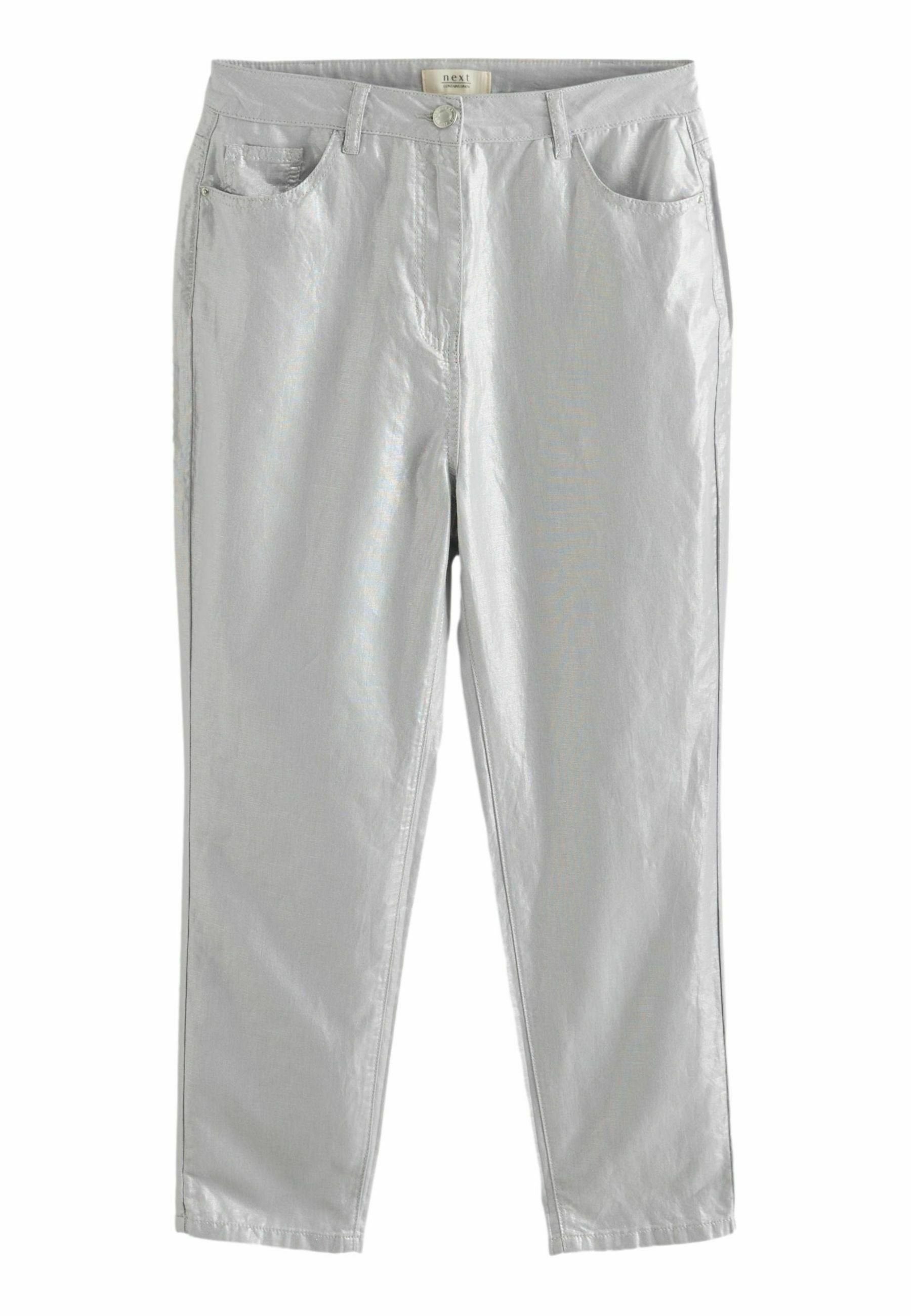 Hellgraue Hose mit glatter Textur, Fronttaschen und geradem Bein. Verfügt über einen Knopfverschluss und einen subtilen Glanz.
