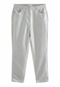 Hellgraue Hose mit glatter Textur, Fronttaschen und geradem Bein. Verfügt über einen Knopfverschluss und einen subtilen Glanz.