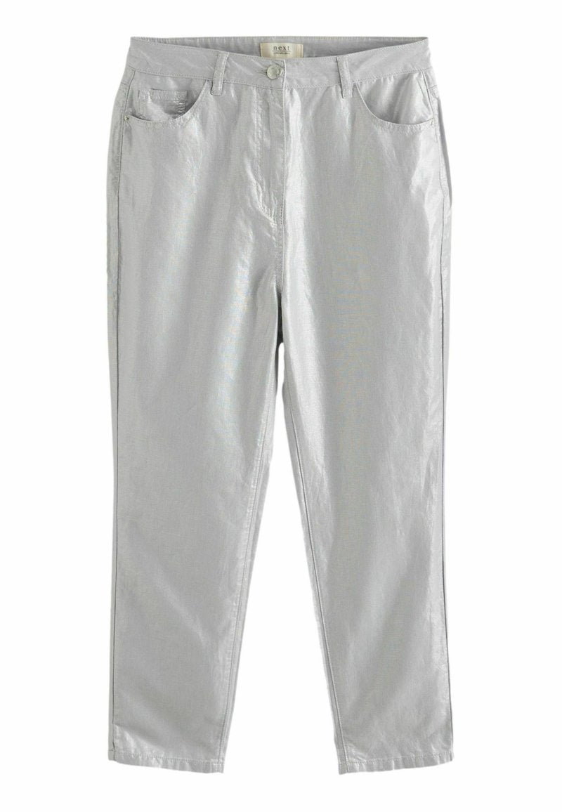 Hellgraue Hose mit glatter Textur, Fronttaschen und geradem Bein. Verfügt über einen Knopfverschluss und einen subtilen Glanz.
