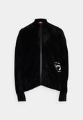 Schwarze Zip-Jacke aus weichem Samtstoff. Verfügt über einen Stehkragen und ein weißes Logo-Patch am linken Ärmel. Glatte, texturierte Oberfläche.