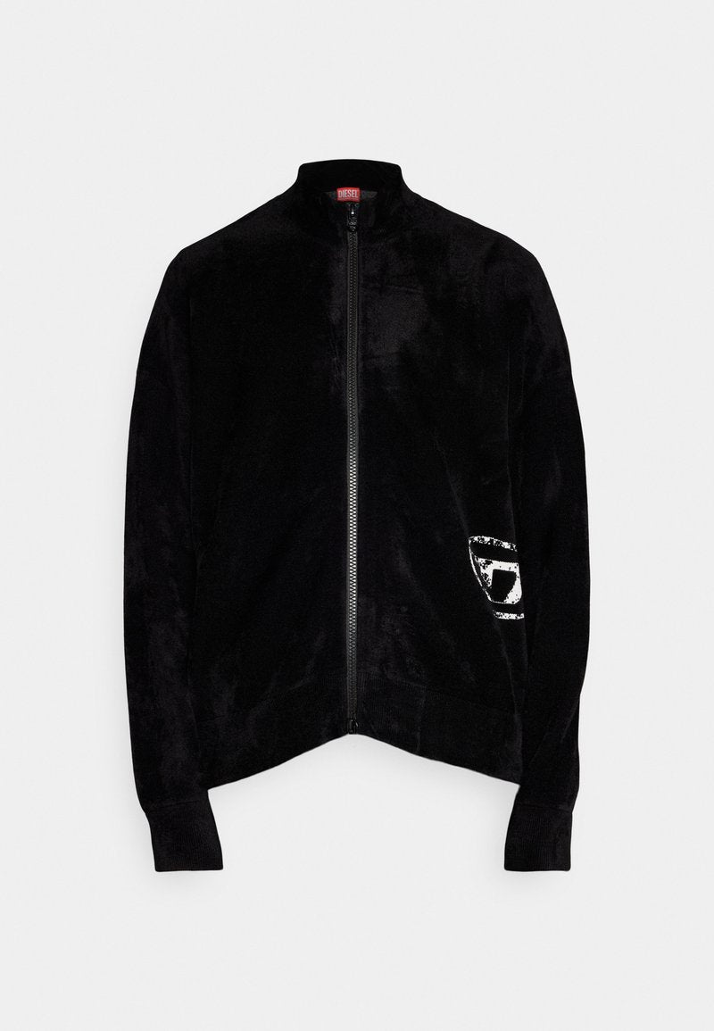 Schwarze Zip-Jacke aus weichem Samtstoff. Verfügt über einen Stehkragen und ein weißes Logo-Patch am linken Ärmel. Glatte, texturierte Oberfläche.