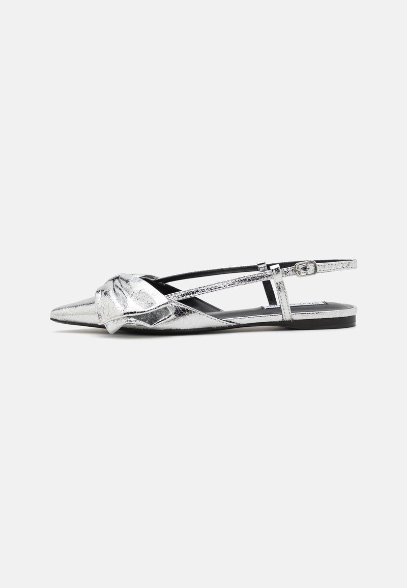 Metallisch silberner Slingback-Flachschuh mit spitz zulaufender Zehenpartie, detaillierter Knoten vorne und dünnem, verstellbarem Knöchelriemen.