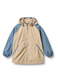 Leichte, beige Jacke mit blauen Ärmeln, einer Kapuze und einem Frontreißverschluss. Mit Seitentaschen und elastischen Bündchen für eine gute Passform.