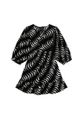 Schwarzes Kleid mit einem weißen Zickzackmuster, runder Ausschnitt, Puffärmeln und einem geschichteten Rüschensaum. Seidige Stoffstruktur.