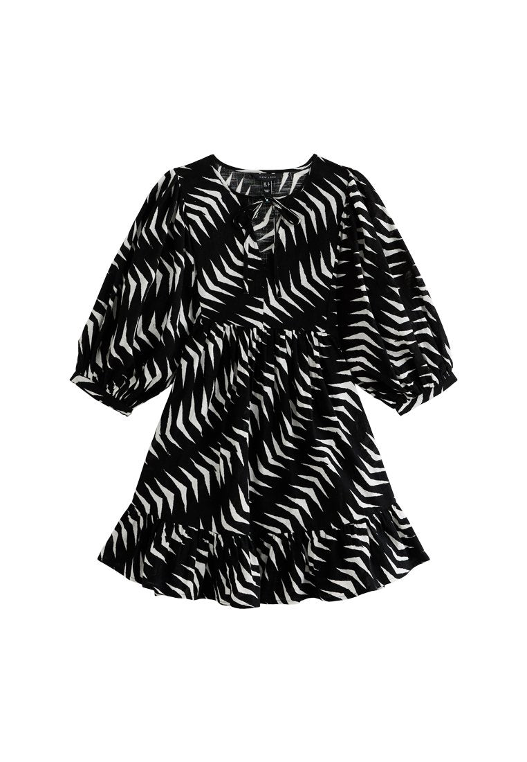 Schwarzes Kleid mit einem weißen Zickzackmuster, runder Ausschnitt, Puffärmeln und einem geschichteten Rüschensaum. Seidige Stoffstruktur.
