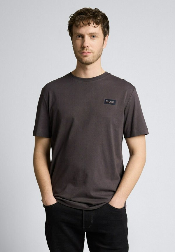 TOM TAILOR MIT LOGO BADGE - Basic T-shirt - tarmac grey