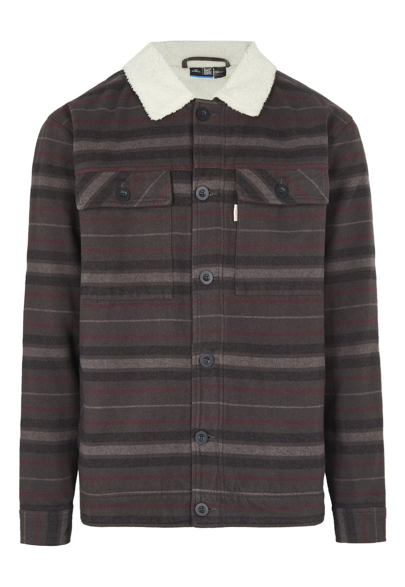 Gesteppte Jacke aus weichem Material, mit einem cremefarbenen Sherpa-Kragen, zwei Brusttaschen und Knopfverschlüssen in Dunkelgrau mit roten Streifen.