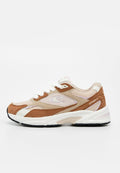 Beige-brauner Sneaker aus Mesh und Wildleder mit weißen Schnürsenkeln, gepolsterter Sohle und O'Neill-Branding an der Seite und Ferse.