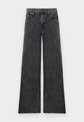Schwarze Jeans mit weitem Bein, fünf Taschen und Knopfverschluss, flach auf weißem Hintergrund gelegt.