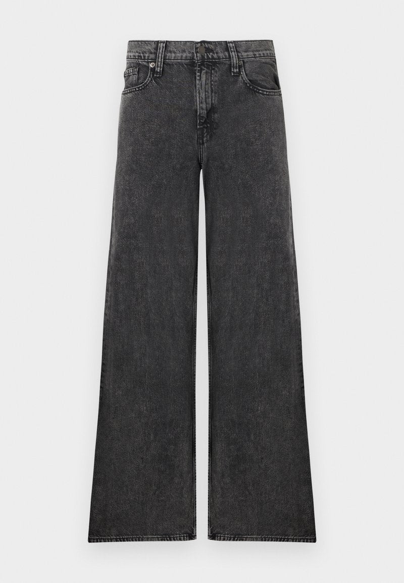 Schwarze Jeans mit weitem Bein, fünf Taschen und Knopfverschluss, flach auf weißem Hintergrund gelegt.