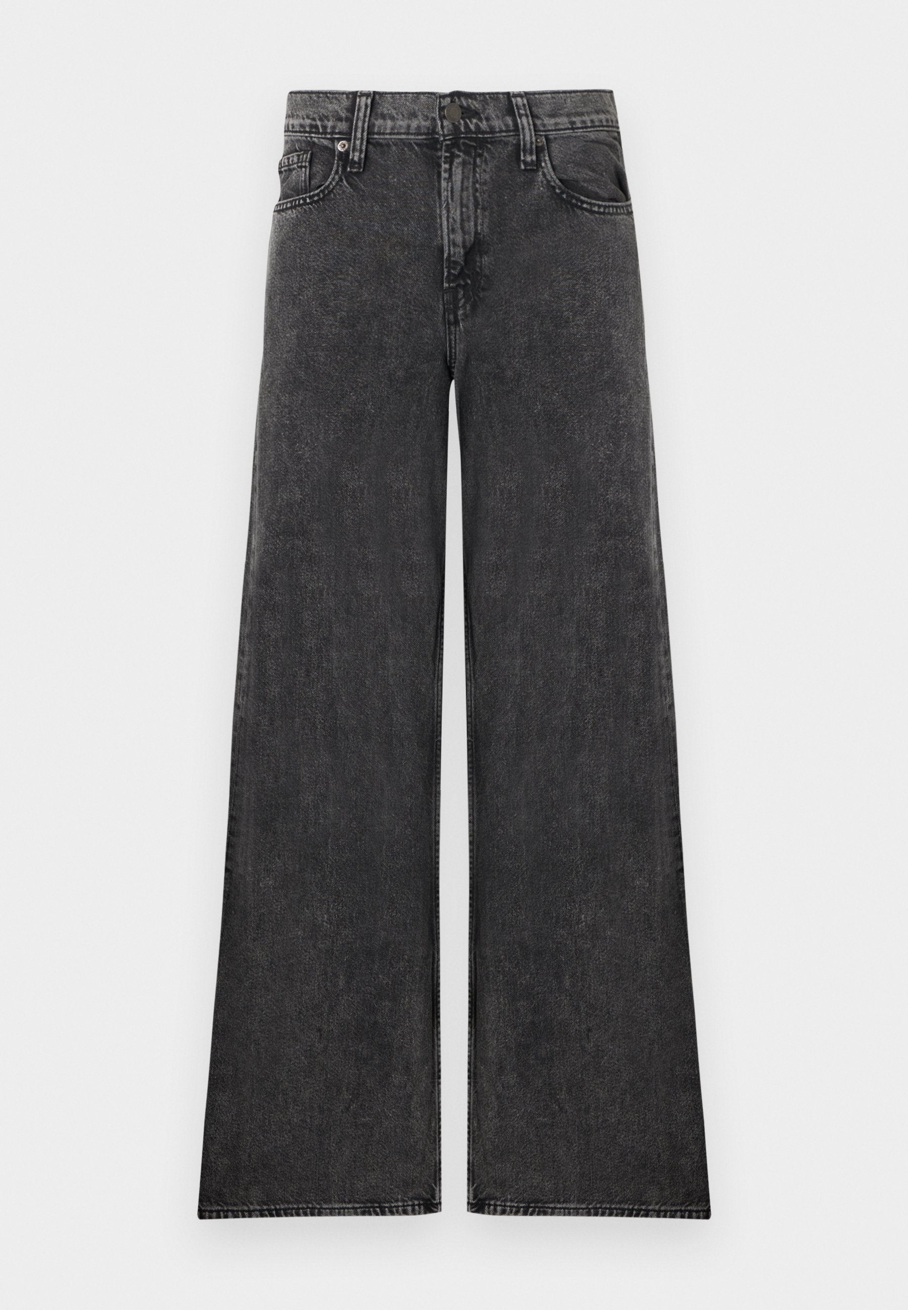 Schwarze Jeans mit weitem Bein, fünf Taschen und Knopfverschluss, flach auf weißem Hintergrund gelegt.