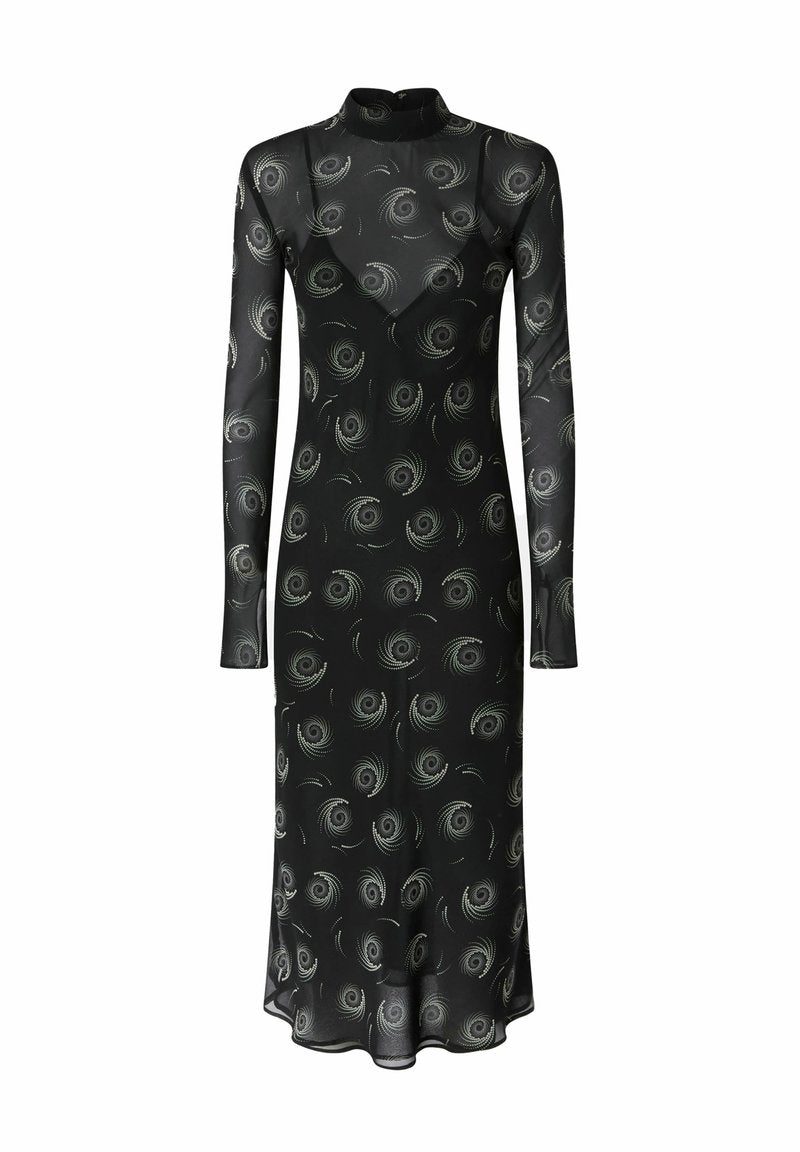 Schwarzes Langarmkleid aus transparentem Stoff mit spiralförmigen Mustern und metallischen Akzenten. Verfügt über einen hohen Kragen und eine fließende Silhouette.