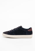 Marineblaue Wildledersneaker mit einer cremefarbenen Gummisohle, runder Zehenform und einer dunkelbraunen Ferseneinlage. Verfügt über flache Schnürsenkel und dezente Nähte.