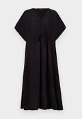 Schwarzes Midikleid mit V-Ausschnitt, lockeren kurzen Ärmeln und verstellbarem Taillengürtel, aus leichtem Stoff.