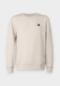 Hellbeige Sweatshirt aus Baumwolle, mit Rundhalsausschnitt, gerippten Manschetten und einem kleinen Logo-Patch auf der Brust mit roten und blauen Elementen.