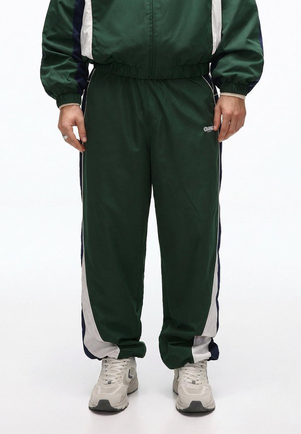Bershka SUPER BAGGY TECHNICAL SPORTS - Tracksuit bottoms - olive