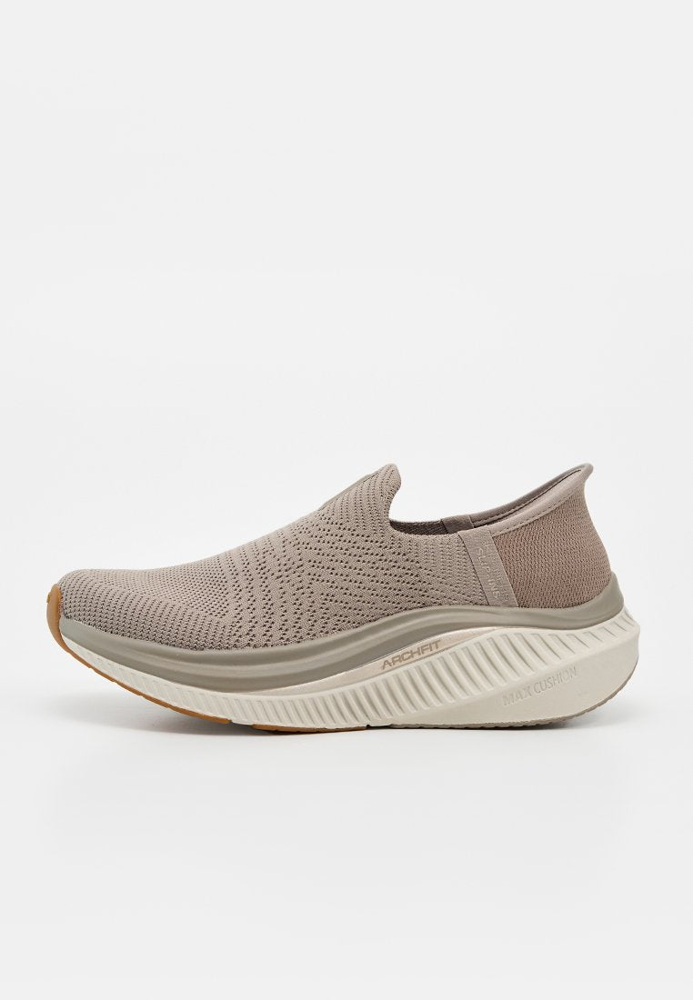 Beige Strick-Sneaker zum Hineinschlüpfen mit dicker weißer Sohle, beschriftet mit "ARCH FIT" und "MAX CUSHION", mit rundem Zehenbereich und flexiblem Obermaterial.