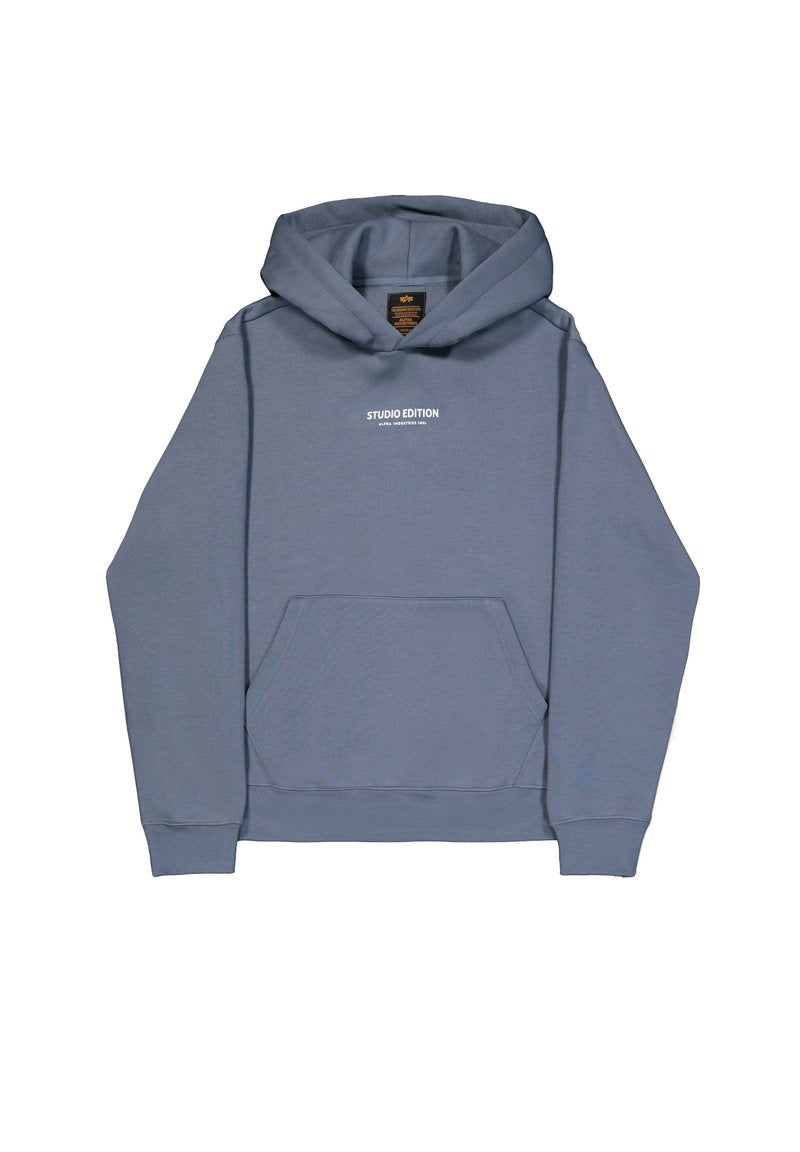 Blaues Hoodie aus weichem Stoff, mit einer Vordertasche, Kordelzugkapuze und "STUDIO EDITION" in Weiß auf der Brust bedruckt.