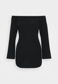 Schwarzes schulterfreies Kleid mit langen Ärmeln, strukturiertem Oberteil und figurbetonendem Schnitt. Hergestellt aus glattem Stoff ohne sichtbare Muster.