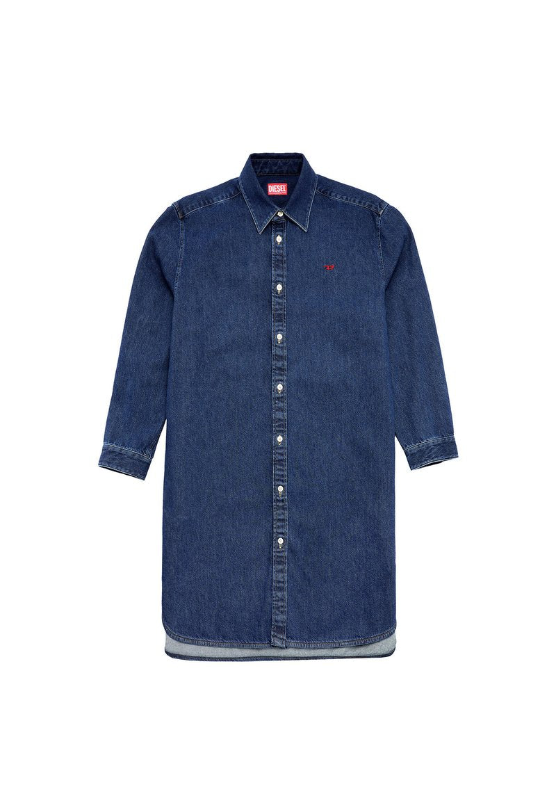 Denim Hemdkleid in Dunkelblau, mit spitzem Kragen, langen Ärmeln, vorderem Knopfverschluss, Brustlogo und leicht abgerundetem Saum.