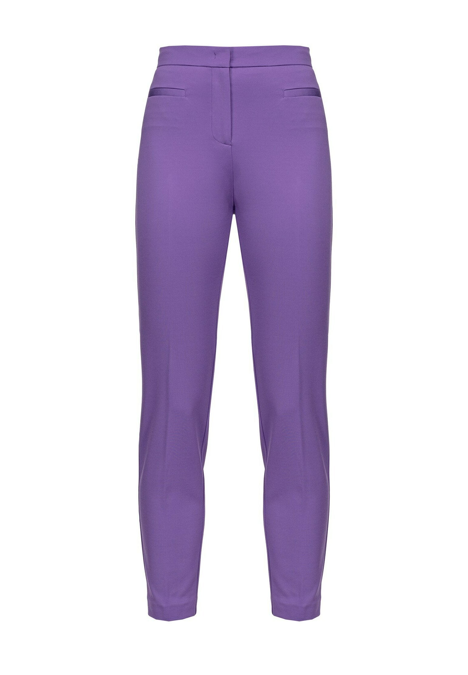 Lila Slim-Fit-Hosen mit glatter Textur, flachem Frontschnitt, zwei Taschen an den Seiten und einem schmal zulaufenden Bein.