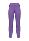 Lila Slim-Fit-Hosen mit glatter Textur, flachem Frontschnitt, zwei Taschen an den Seiten und einem schmal zulaufenden Bein.