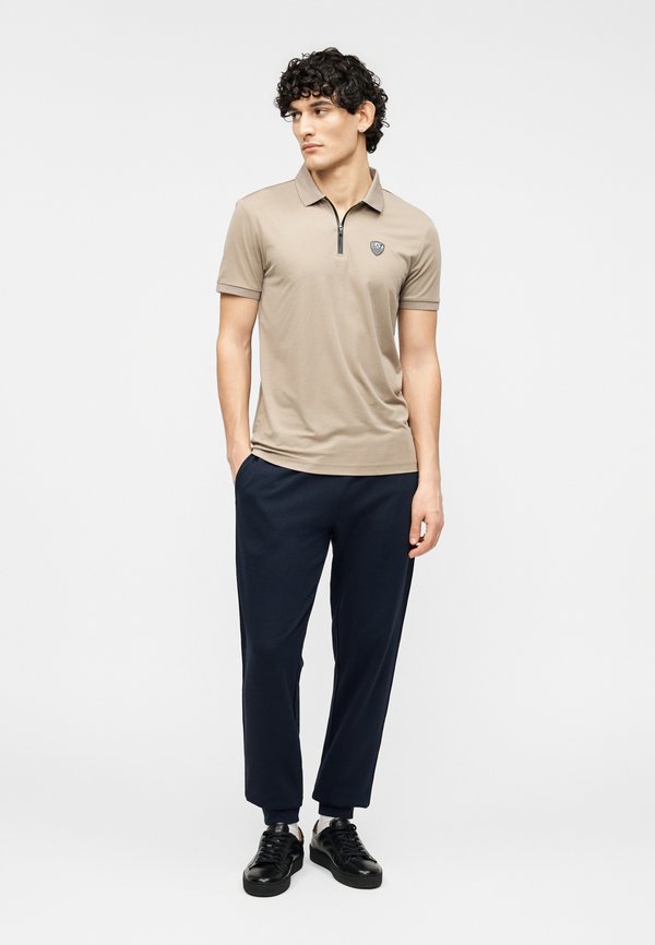 EA7 Emporio Armani TRAIN LOGO SERIES