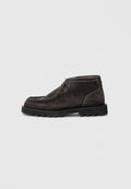 Dunkelgraue Wildleder-Stiefeletten mit einer strukturierten Zehenpartie, Schnürdetails und kontrastierenden Nähten. Mit einer robusten schwarzen Gummisohle.