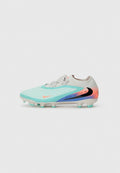 Nike Fußballschuh mit mintgrünem Obermaterial, strukturiertem Design, grauen Akzenten und einer mehrfarbigen Sohle mit orangefarbenen und schwarzen Details.