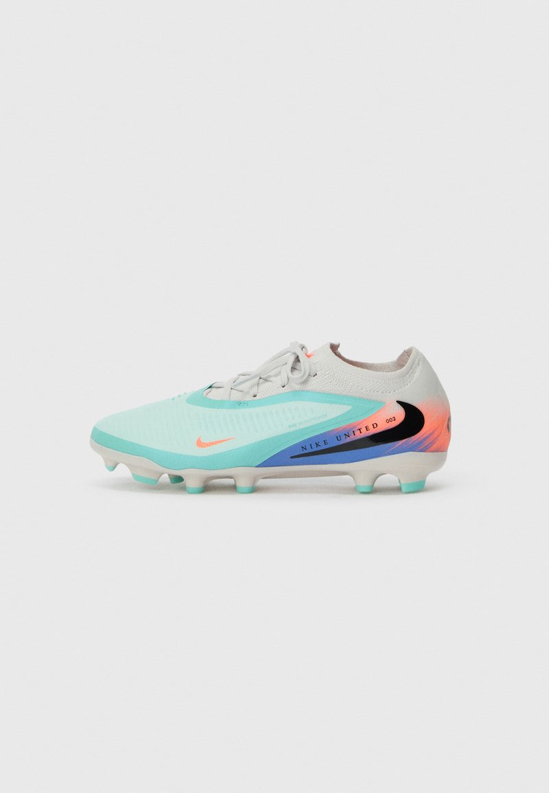 Nike Fußballschuh mit mintgrünem Obermaterial, strukturiertem Design, grauen Akzenten und einer mehrfarbigen Sohle mit orangefarbenen und schwarzen Details.